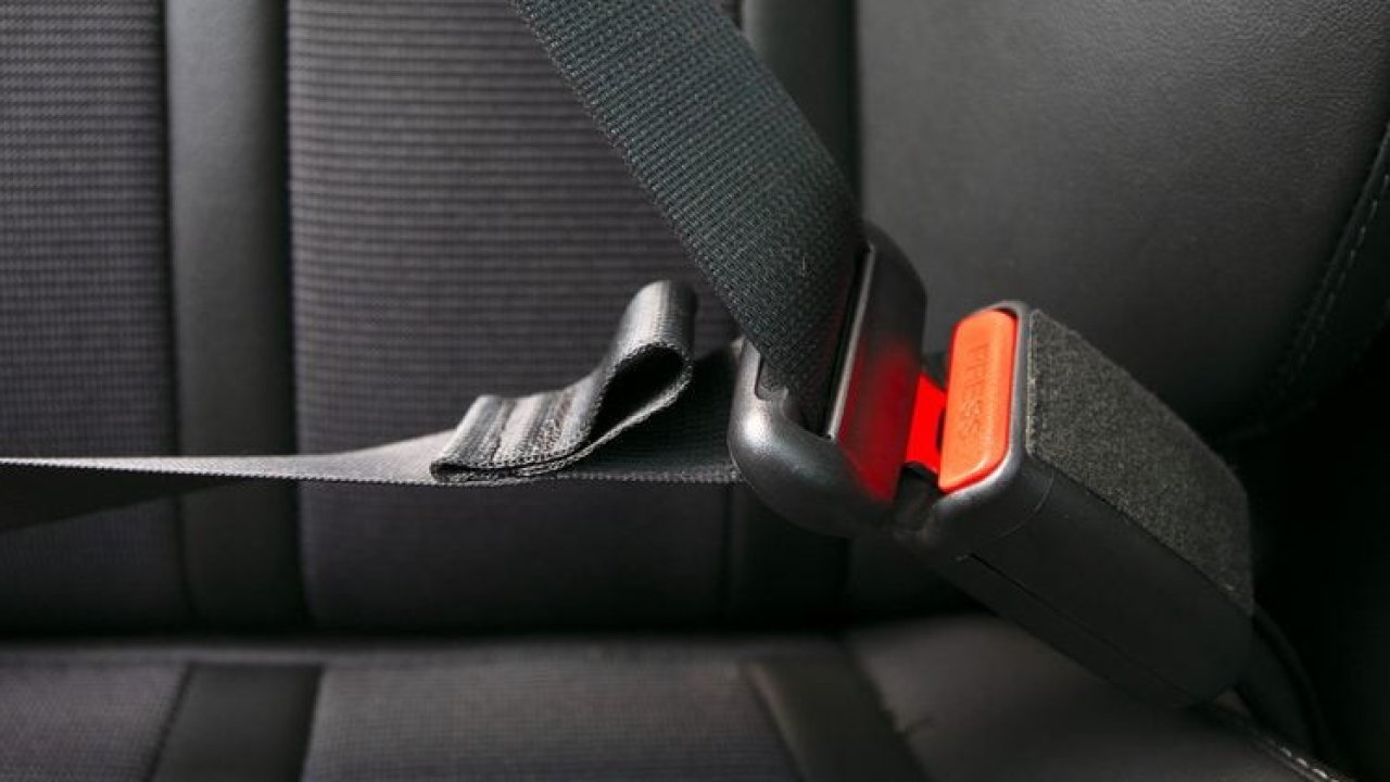 Что за странная складка на ремне безопасности?