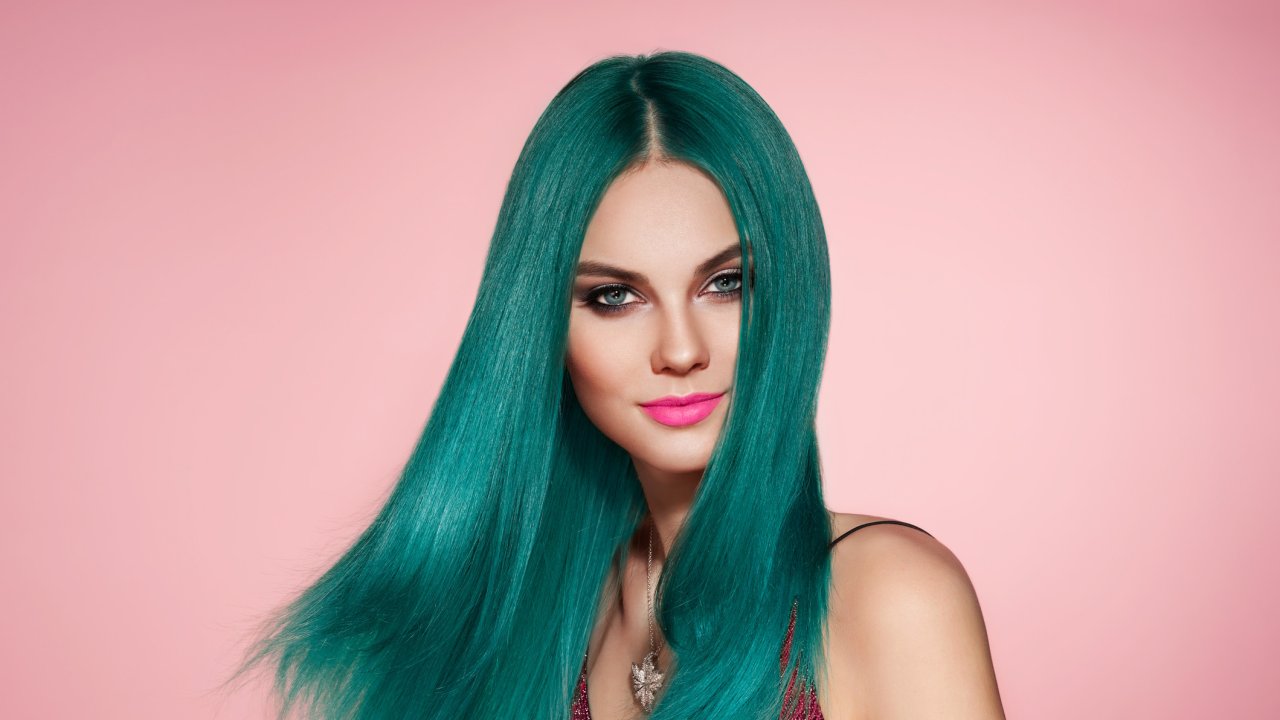 Зеленые волосы – самый актуальный тренд причесок 2026 года.