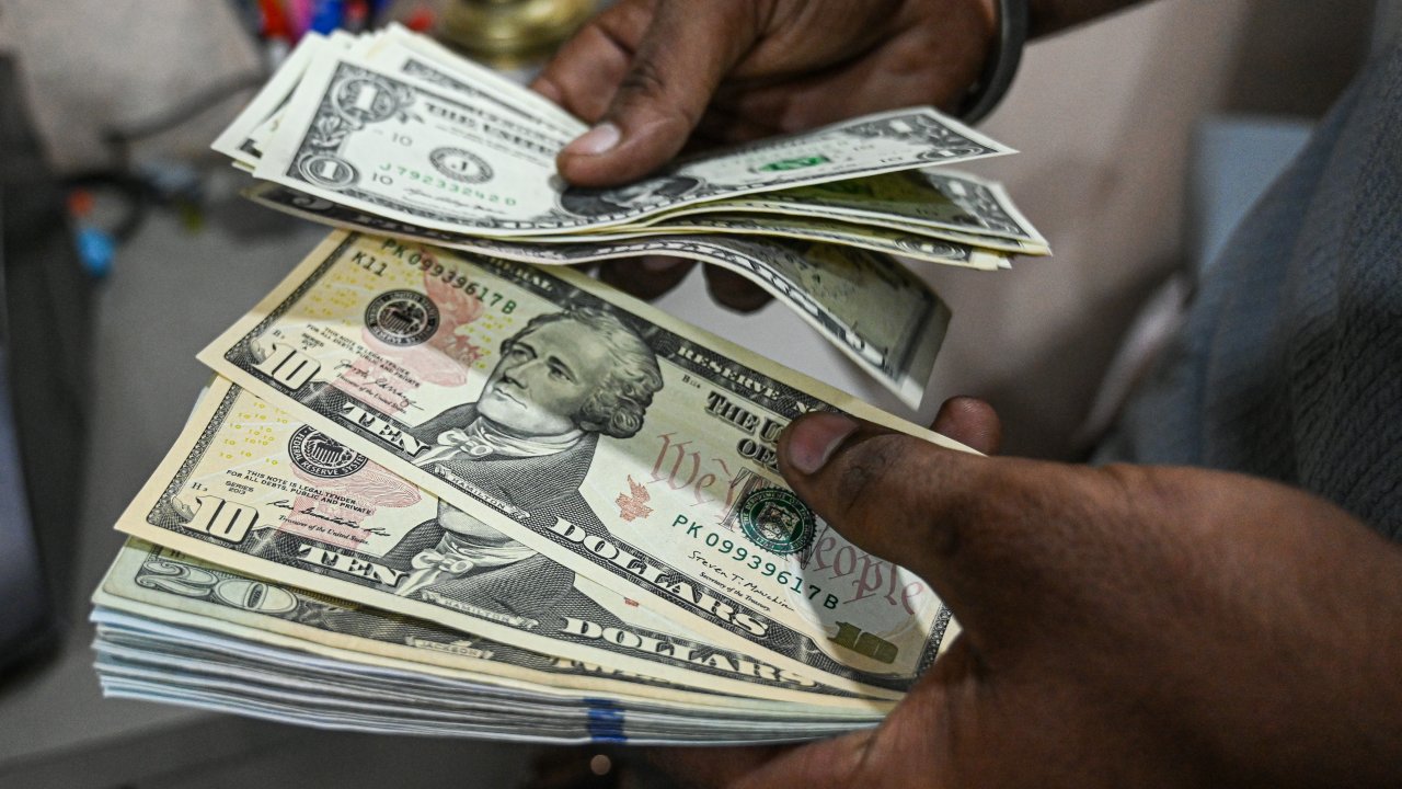 Доллар находится на пути к самому сильному месяцу с 2022 года