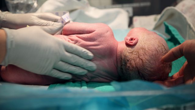 Первый уход за новорожденным в родильном зале – что происходит в первые минуты после рождения