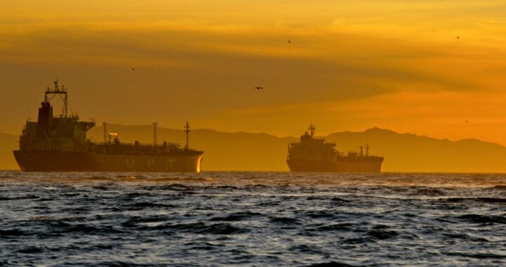 Танкер, направляющийся в Китай, пытается обойти блокаду Ормузского пролива.