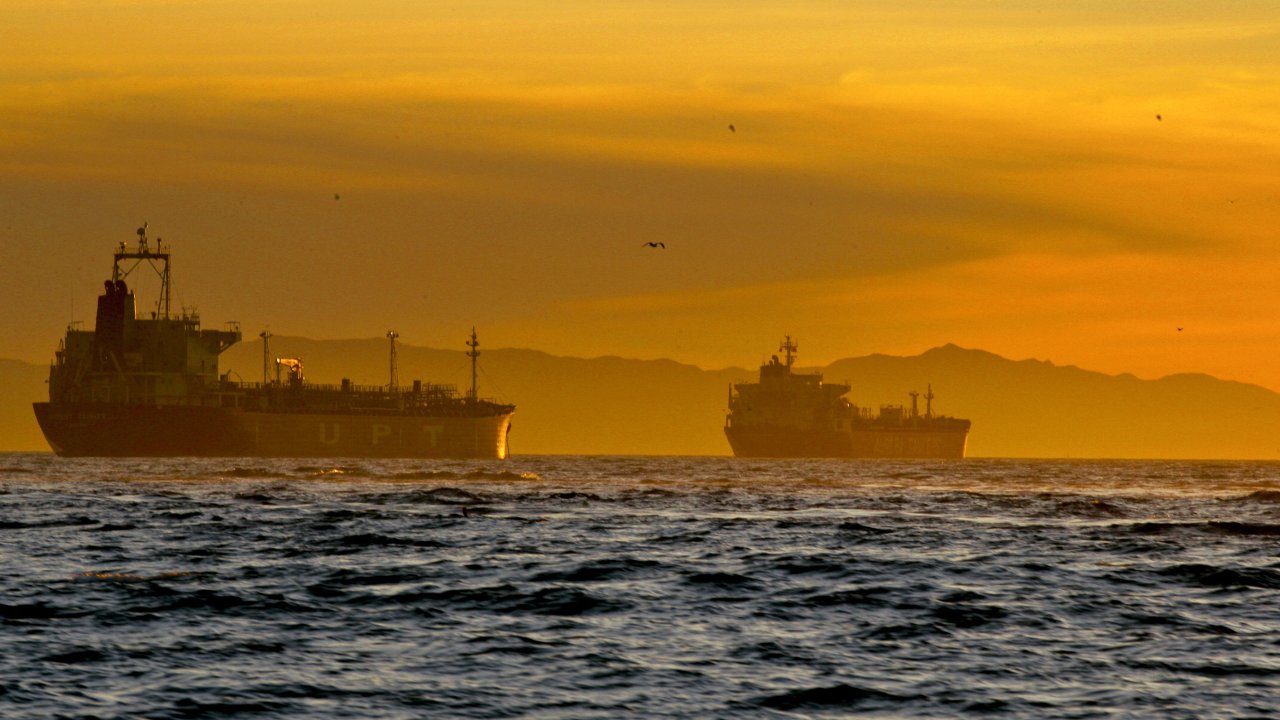 Танкер, направляющийся в Китай, пытается обойти блокаду Ормузского пролива.