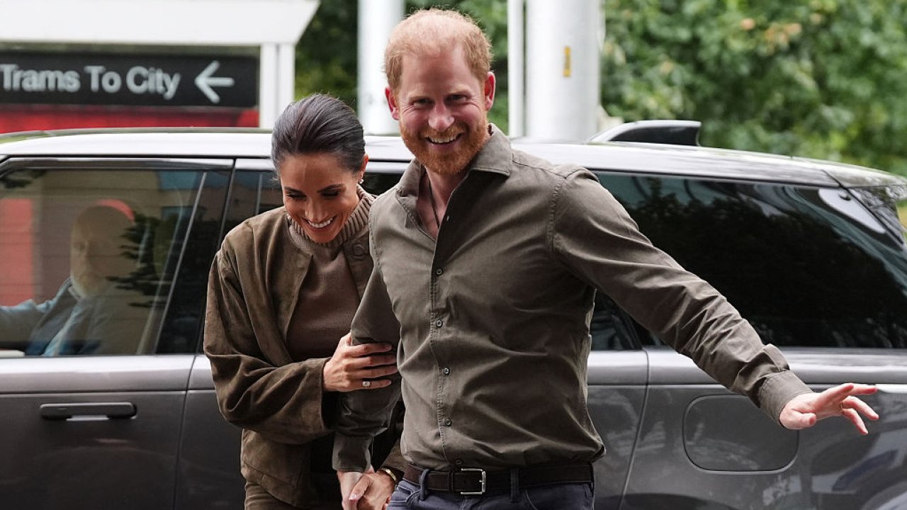 Как обычные граждане - принц Гарри и Меган Маркл приземлились в Австралии на коммерческом самолете