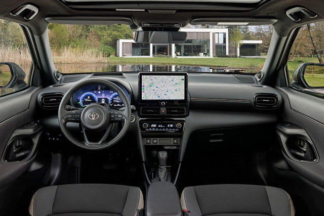 Тойота Ярис Кросс