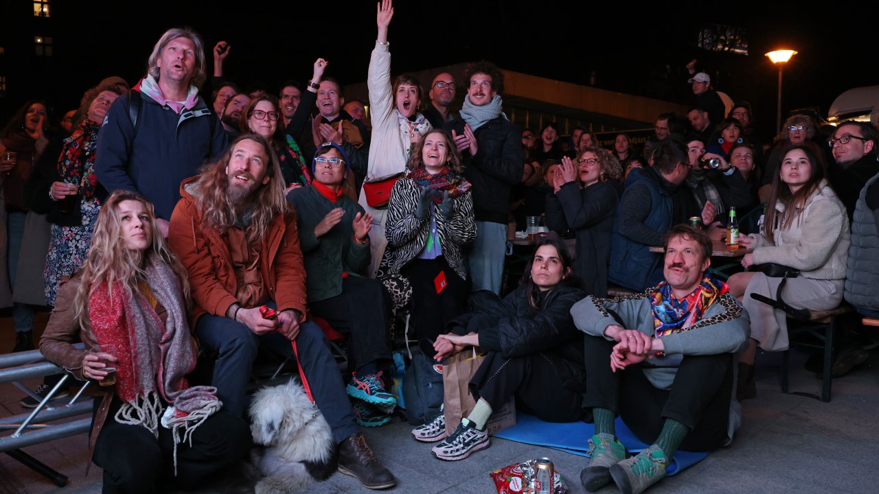 Венгры свергли Орбана после 16 лет правления на убедительных выборах