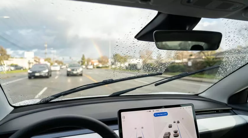 Tesla пытается вылечить «дворники» с помощью ИИ и нового патента