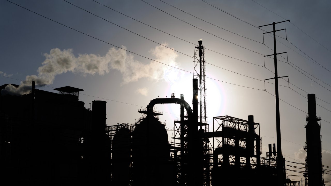 США снова разрешили продажу российской нефти, чтобы сдержать цены