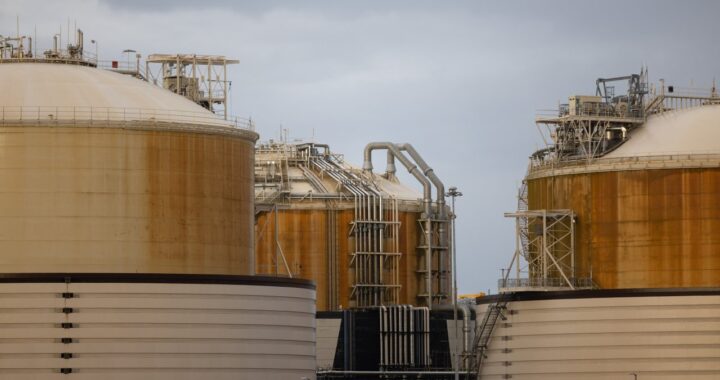 Иран пропускает через Ормуз суда с нефтью, но не с газом, что усугубляет дефицит