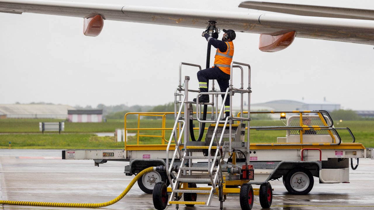 В Европе пока достаточно авиакеросина, но компании уже отменяют рейсы