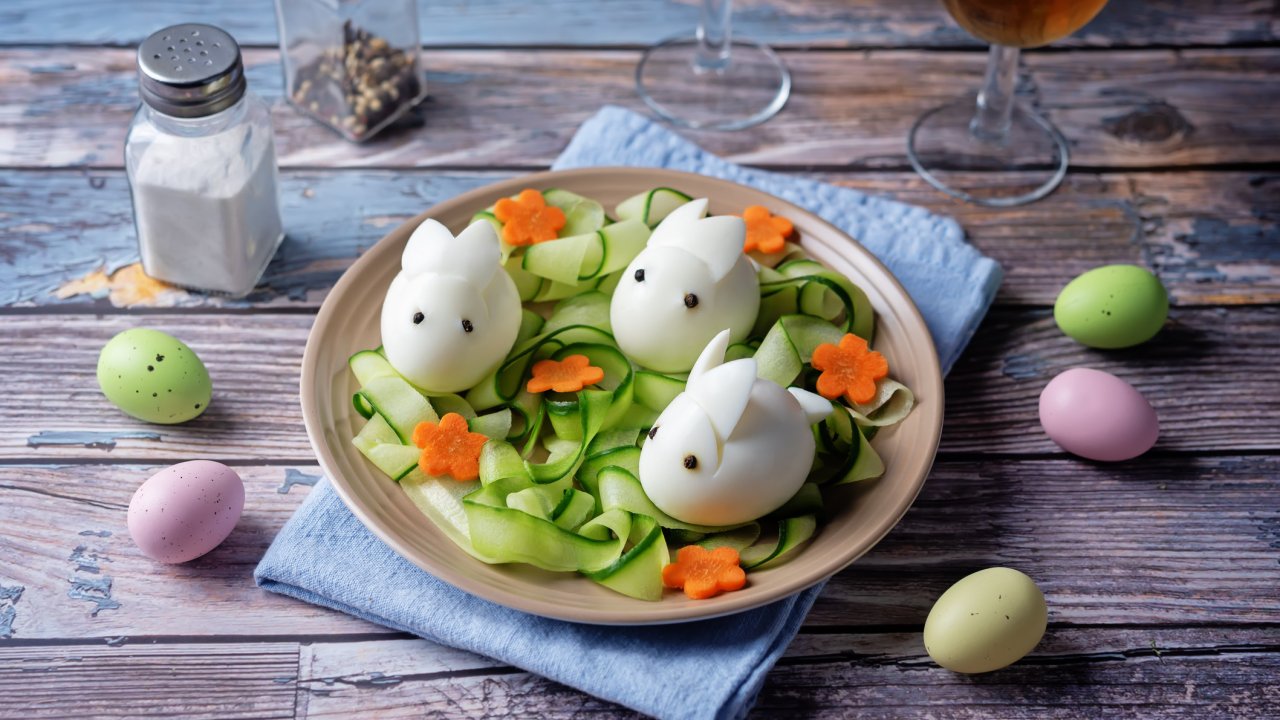 Быстро, просто, вкусно – 8 аппетитных рецептов пасхальных салатов