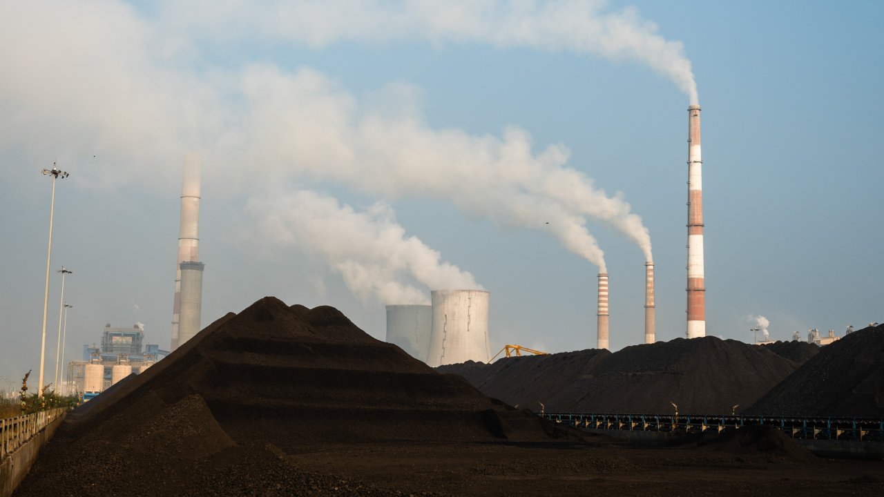 Перебои в поставках газа вынуждают крупнейших потребителей возвращаться к углю