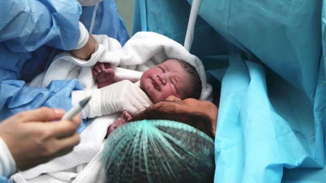 Первый уход за новорожденным в родильном зале – первый неонатологический осмотр, профилактические мероприятия и пребывание в стационаре.