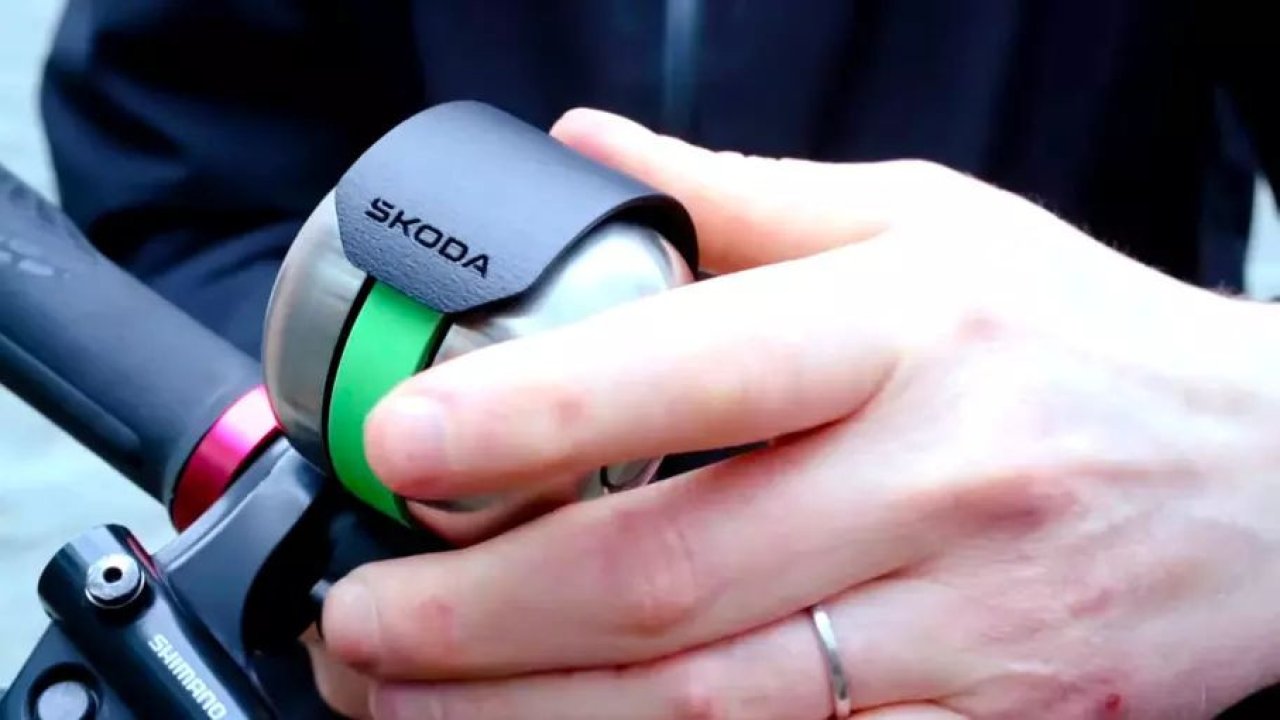 Skoda решила проблему сбития пешеходов скутерами и велосипедами