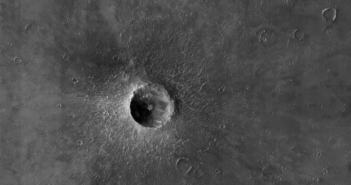 Космический бильярд: на Луне появился гигантский кратер, успевший снять «до» и «после»