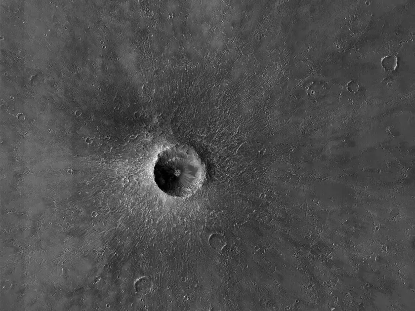 Космический бильярд: на Луне появился гигантский кратер, успевший снять «до» и «после»