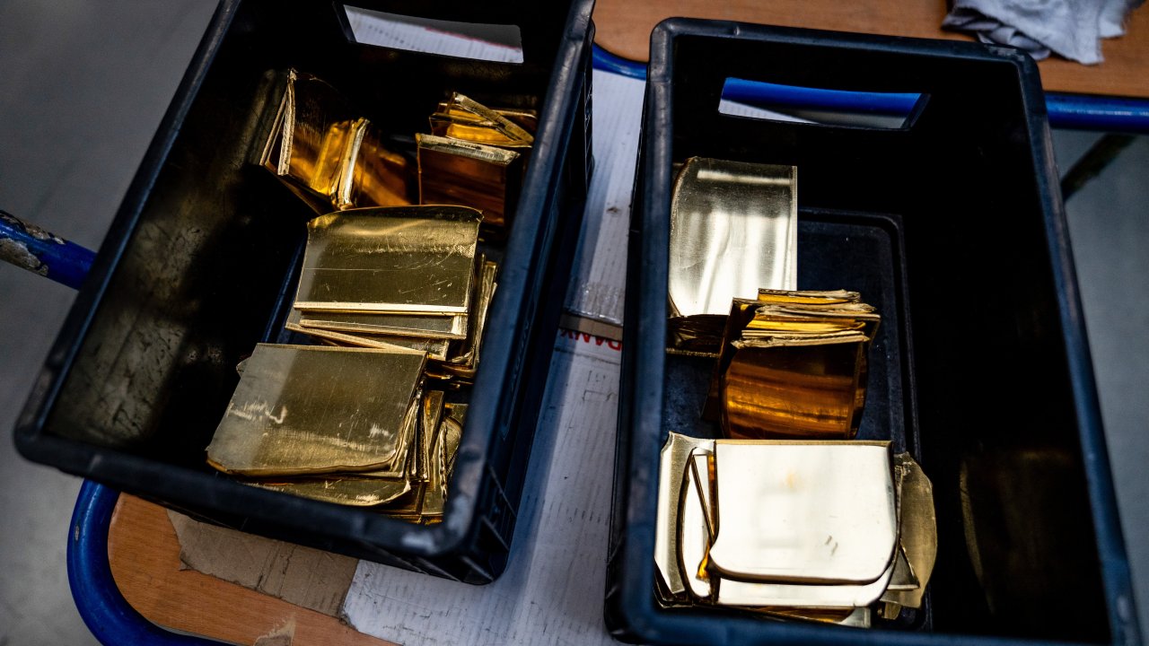 Золото дешевеет, а противостояние США и Ирана увеличивает риск инфляции