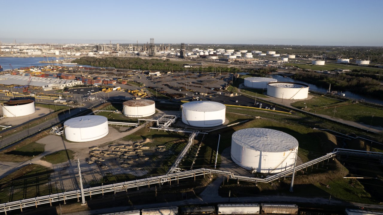 Цена на нефть растет из-за риска «опасной» эскалации с Ираном