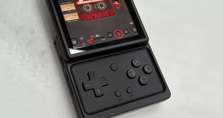 Идея легендарного Motorola Flipout возвращается: Anbernic готовит ретро-консоль с поворотным экраном