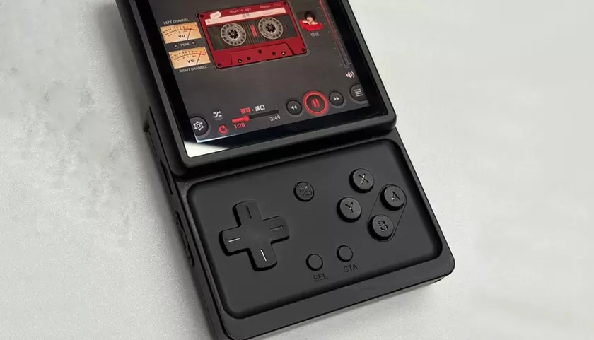 Идея легендарного Motorola Flipout возвращается: Anbernic готовит ретро-консоль с поворотным экраном