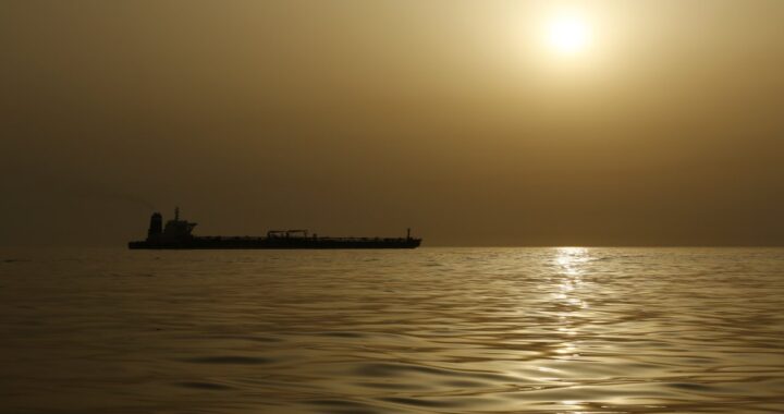 Иранские танкеры проходят через блокаду США с выключенными транспондерами