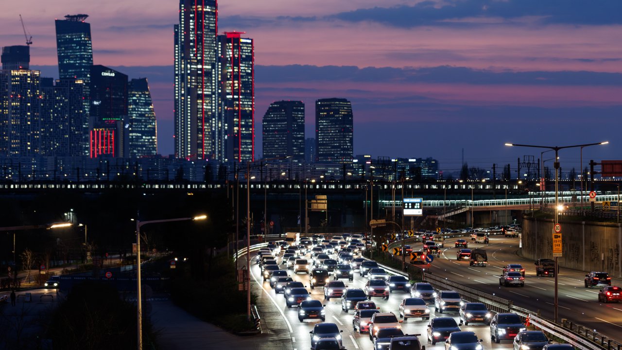 Нефтяной шторм усиливается по мере эскалации войны: экономика в графиках