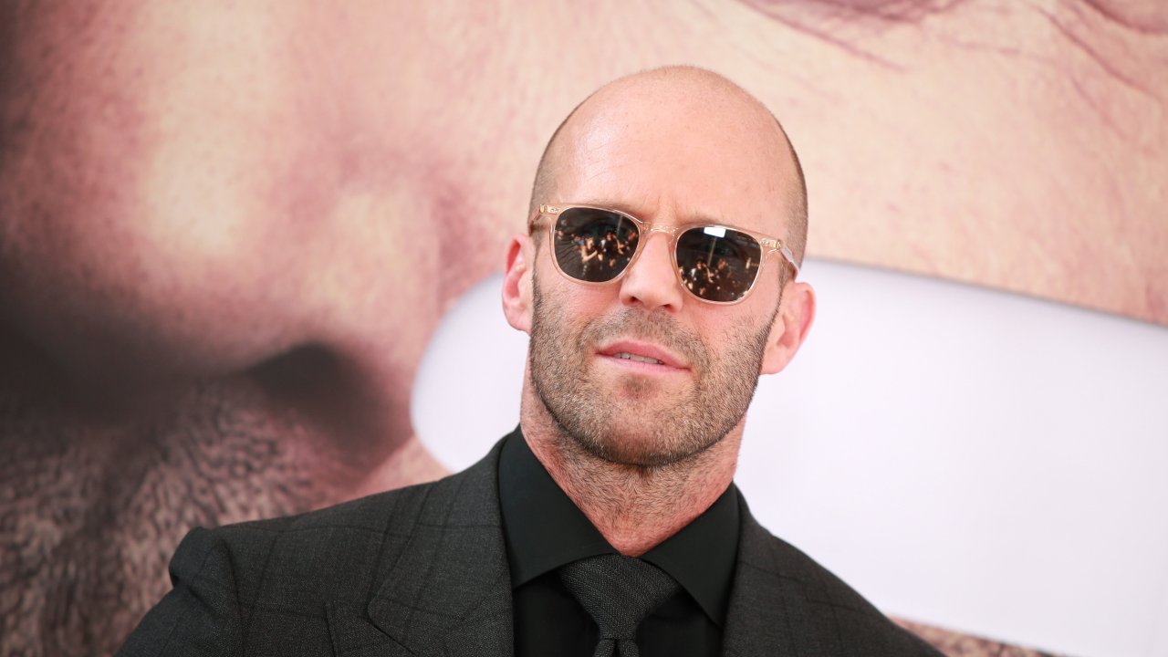 Семейная сказка — папа Джейсон Стэтхэм развлекается со своими детьми в бассейне в пещере