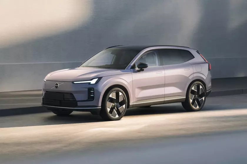 Юбилейный Volvo XC70: 432 силы и проекция вместо телевизора