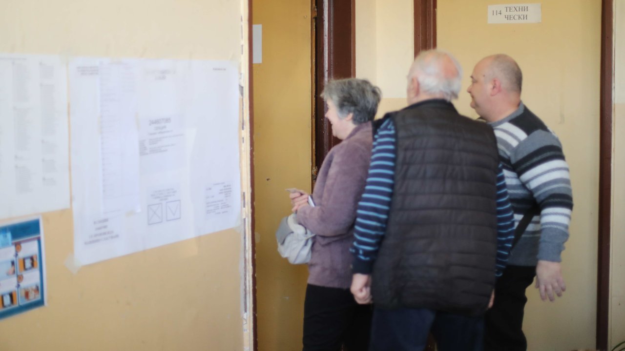 Явка избирателей на 12:00 составляет 15%.