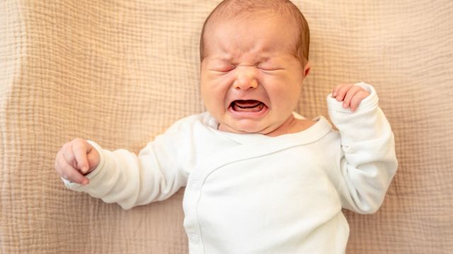 Ребенок плачет, но не голоден – каковы возможные причины?