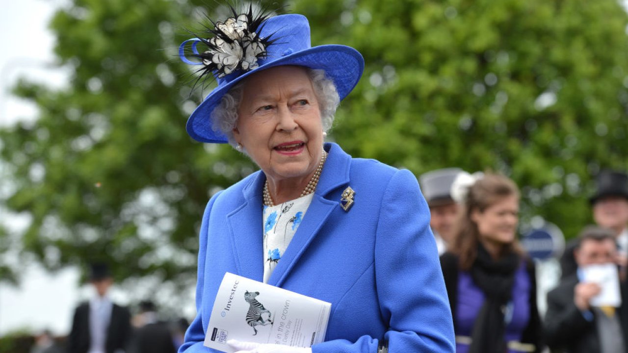 Королеве Елизавете исполнилось 100 лет – на выставке представлены диадемы, шляпы и другие предметы из ее личной коллекции