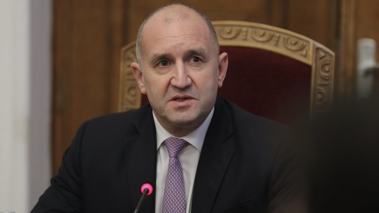 Радев лидирует с 37-39%, ГЕРБ-СДС - около 15% голосов.