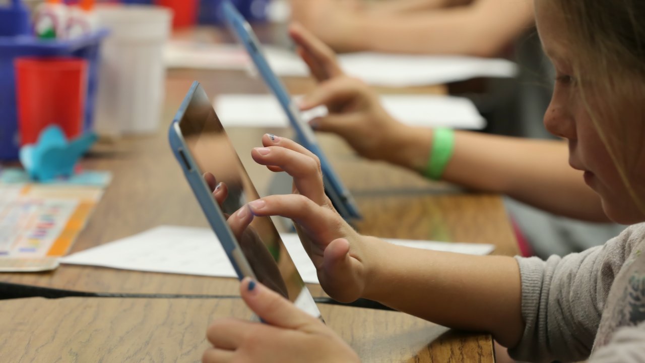 Планшеты в классе учат детей неправильным навыкам