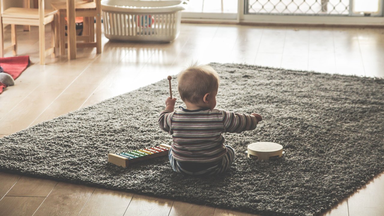 Детство не прокручивается, оно переживается: Картонные игрушки отделяют детей от экрана