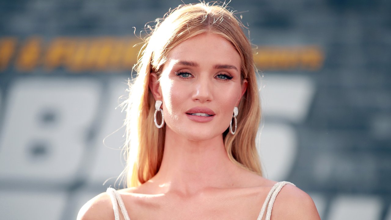 Роузи Хантингтон-Уайтли продемонстрировала невероятную сексуальную фигуру в стильном черном купальнике