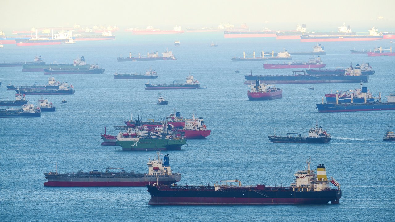 Ормузский пролив остается заблокированным, Иран ужесточает контроль