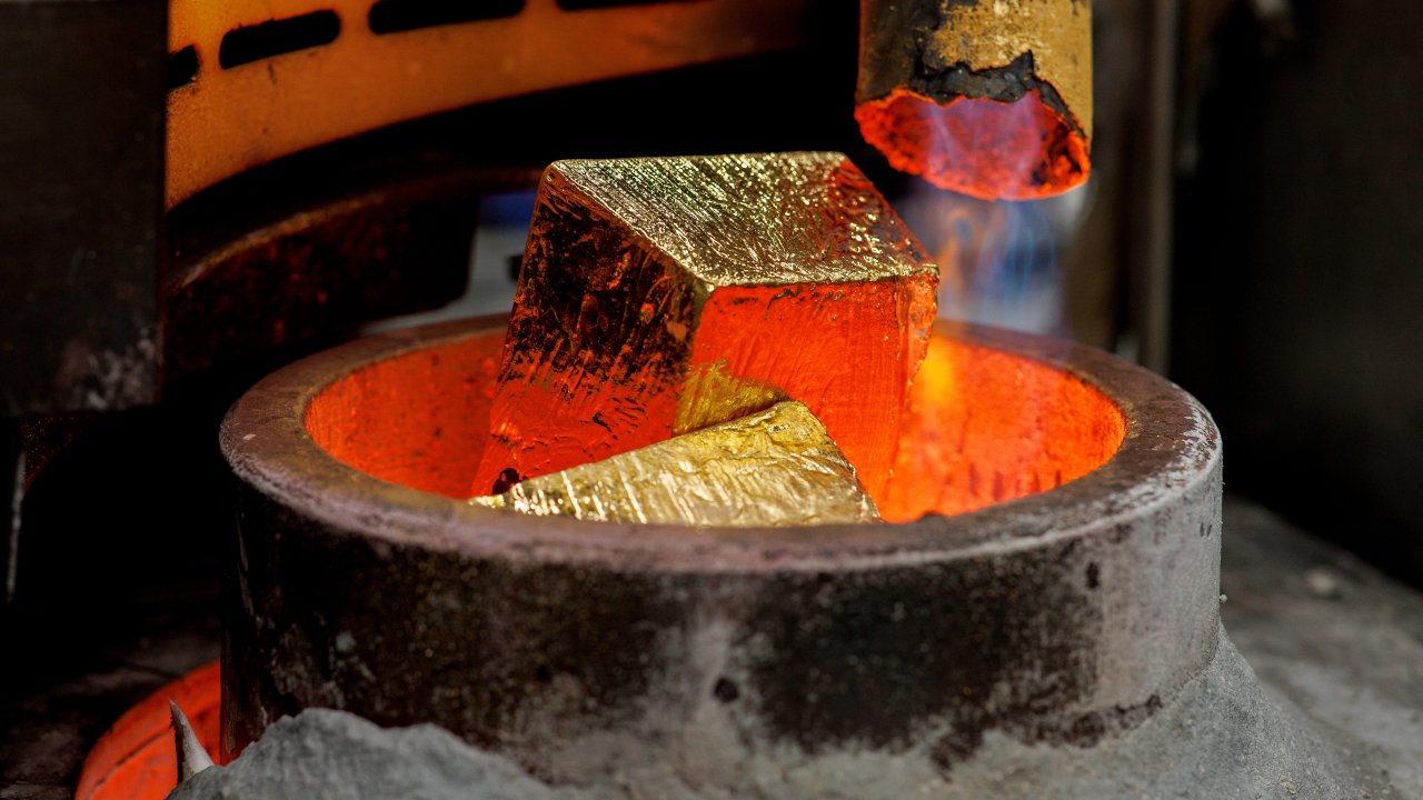 Золото падает из-за неоднозначных сигналов об окончании войны с Ираном