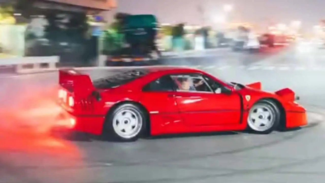 Льюис Хэмилтон дрифтует на Ferrari F40 в Токио
