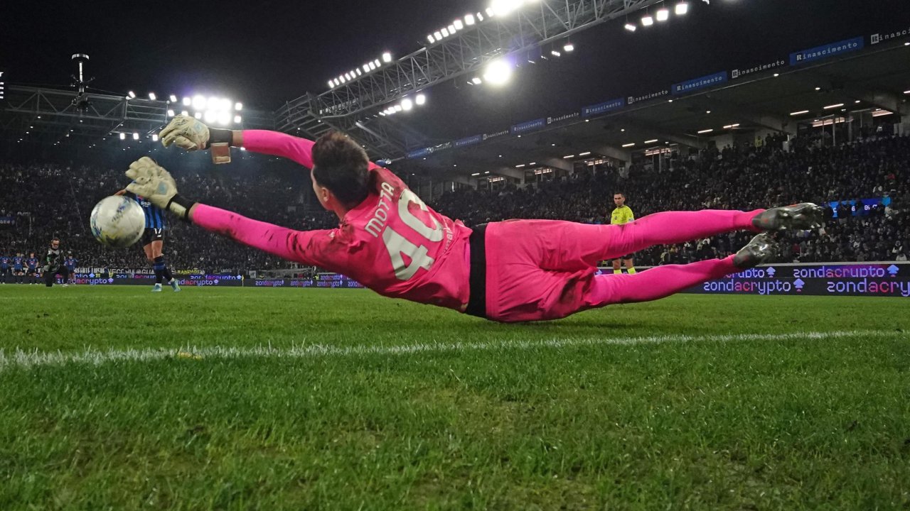 Лишь однажды вратарь отразил 4 пенальти, как Эдоардо Мотта